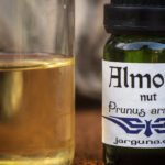 Almond fruits Essential oil (Prunus americana)