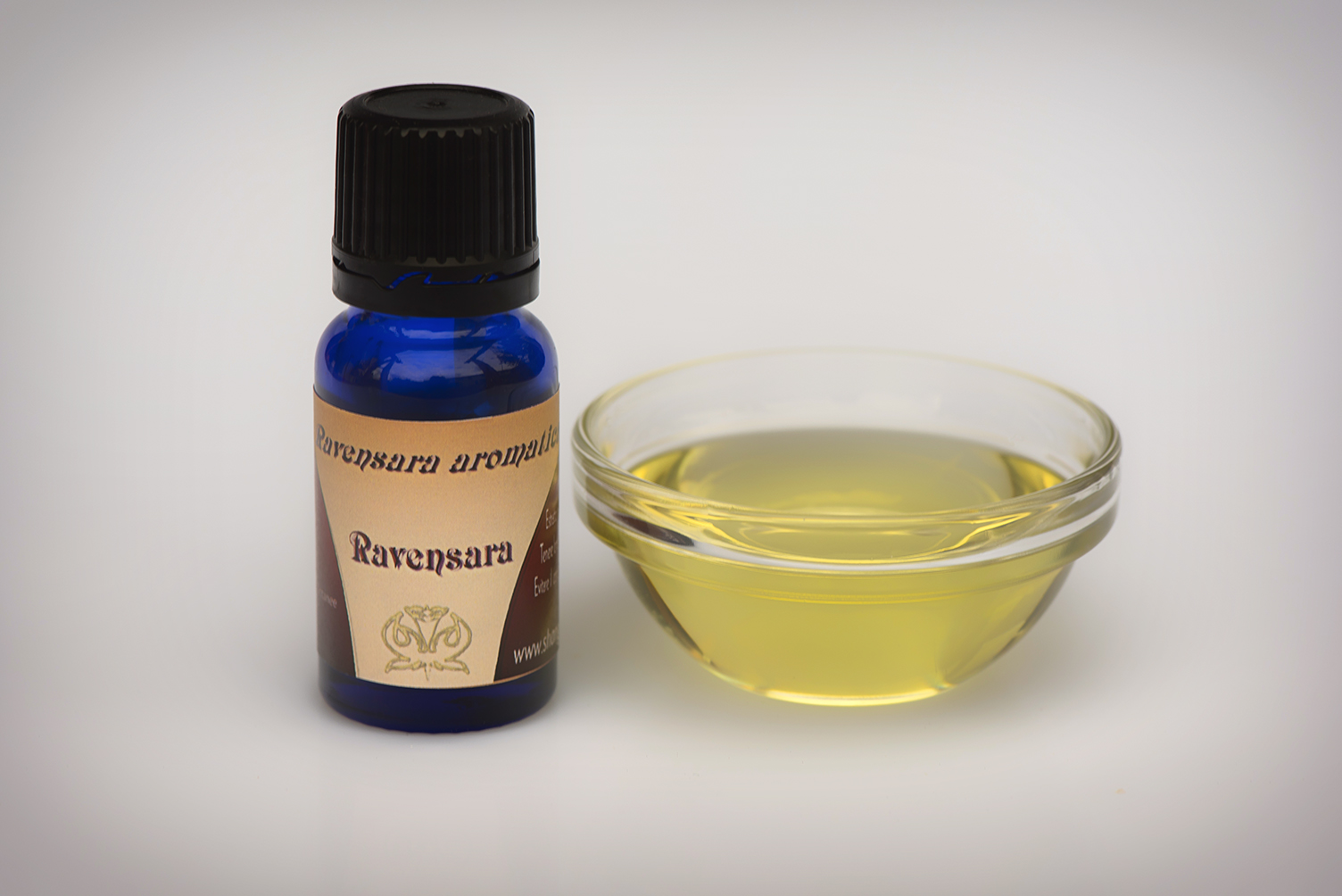 Ravensara rid Ravensara Essential Oil (Ravensara aromatica) - Image 1